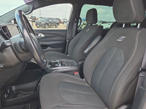 Used 2021 Chrysler Pacifica Touring w/ S Appearance Package image 9