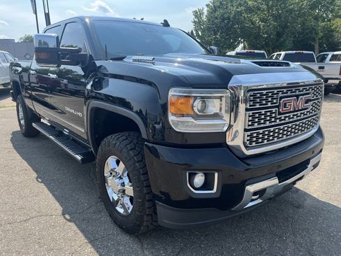 Used 2019 GMC Sierra 3500 Denali w/ Duramax Plus Package AWD/4WD image 4
