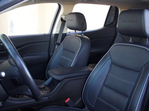 Used 2022 GMC Acadia Denali w/ Denali Technology Package FWD image 12