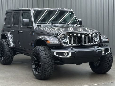 Used 2025 Jeep Wrangler Unlimited Sahara w/ Safety Group image 7