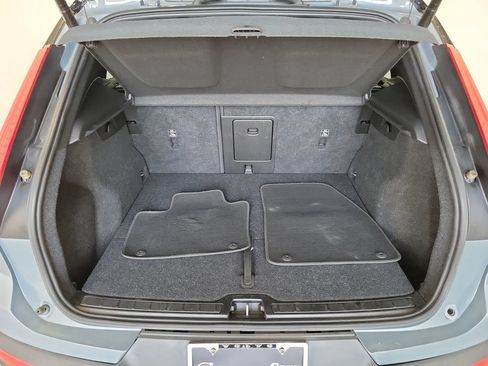 Used 2021 Volvo XC40 T4 R-Design w/ Climate Package FWD image 10