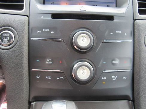 Used 2017 Ford Taurus SEL w/ Equipment Group 201A image 29