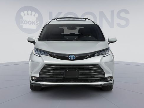 New 2026 Toyota Sienna XLE Woodland Edition AWD/4WD image 5