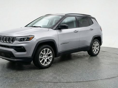 Used 2025 Jeep Compass Limited image 3