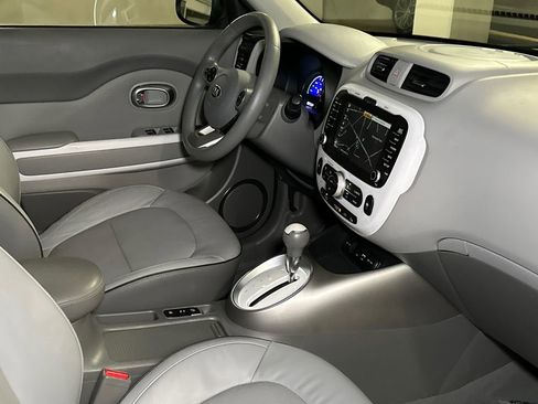 Used 2018 Kia Soul EV + w/ Sun & Fun Package image 12