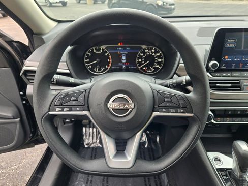 Used 2025 Nissan Altima 2.5 SV FWD image 31