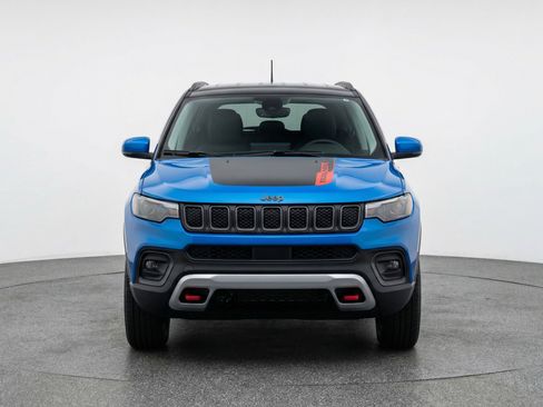 Used 2025 Jeep Compass Trailhawk AWD/4WD image 2