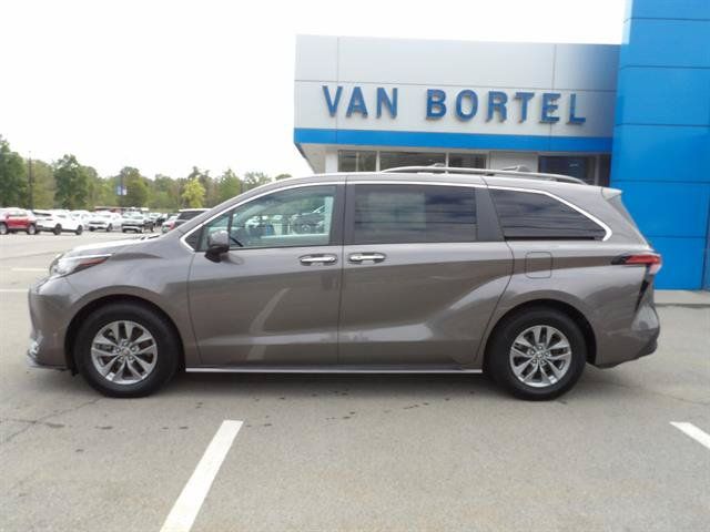 Used 2022 Toyota Sienna XLE FWD image 2