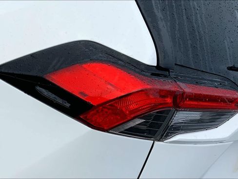 Used 2021 Toyota RAV4 XLE FWD image 27