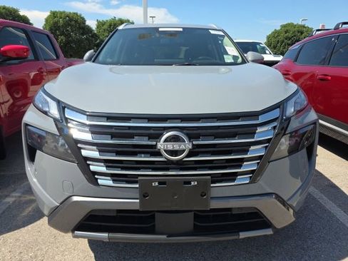 Used 2025 Nissan Rogue SL FWD image 2