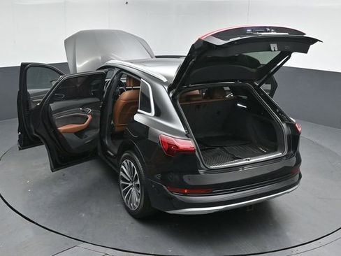 Used 2019 Audi e-tron Prestige w/ Prestige Package image 59