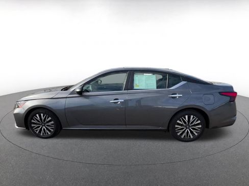 Used 2025 Nissan Altima 2.5 SV FWD image 10