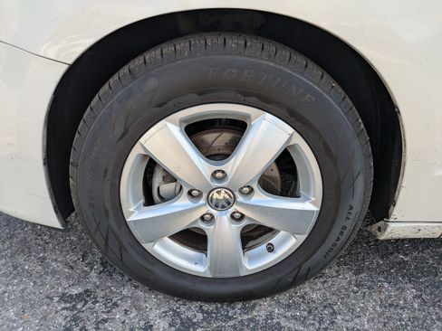 Used 2010 Volkswagen Routan SEL image 11