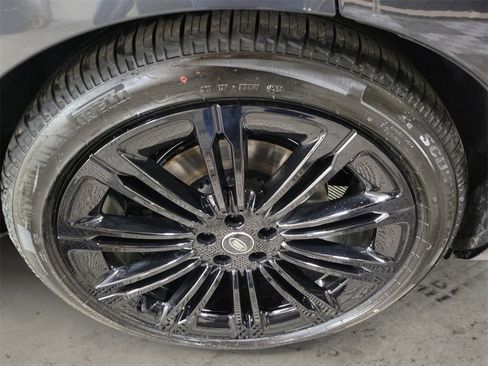 New 2025 Land Rover Range Rover Long Wheelbase SE image 12