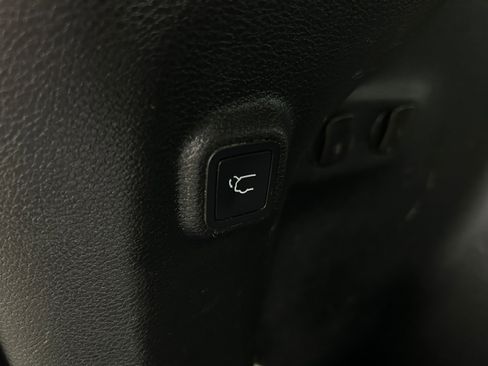 Used 2019 Jeep Cherokee Limited AWD/4WD image 34