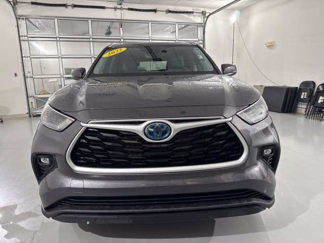 Used 2022 Toyota Highlander XLE AWD/4WD image 2
