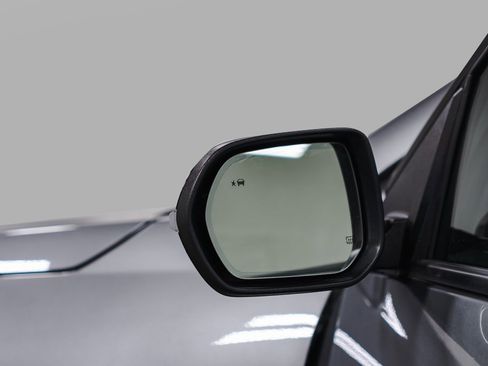 Used 2025 Chevrolet Traverse RS image 44