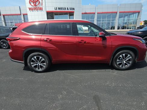Used 2022 Toyota Highlander XLE AWD/4WD image 2