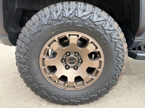 Used 2025 Toyota 4Runner Trailhunter AWD/4WD image 32