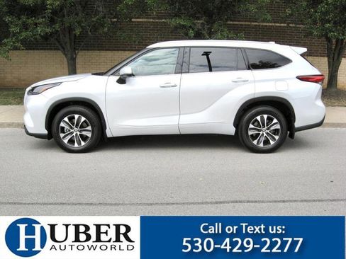 Used 2022 Toyota Highlander XLE AWD/4WD image 3