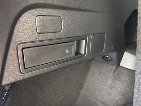 Used 2022 Volkswagen Tiguan S FWD image 37