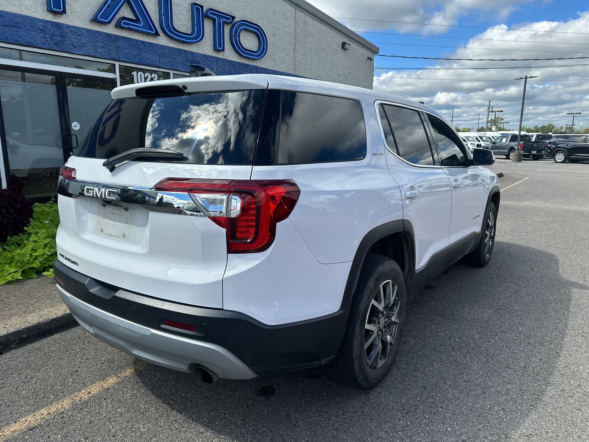 Used 2021 GMC Acadia SLE FWD image 4