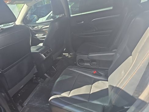 Used 2017 Toyota Highlander Limited AWD/4WD image 4