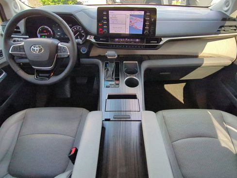 Used 2023 Toyota Sienna Limited image 14