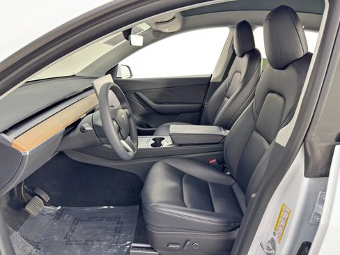 Used 2022 Tesla Model Y Long Range image 17