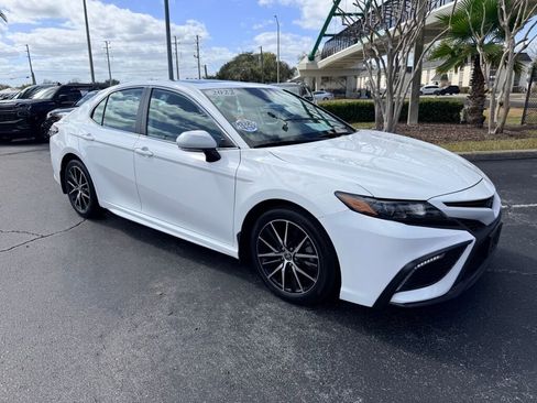 Used 2022 Toyota Camry SE w/ Cold Weather Package image 4