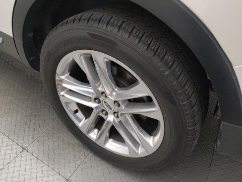 Used 2017 Ford Explorer XLT w/ Equipment Group 201A FWD image 31
