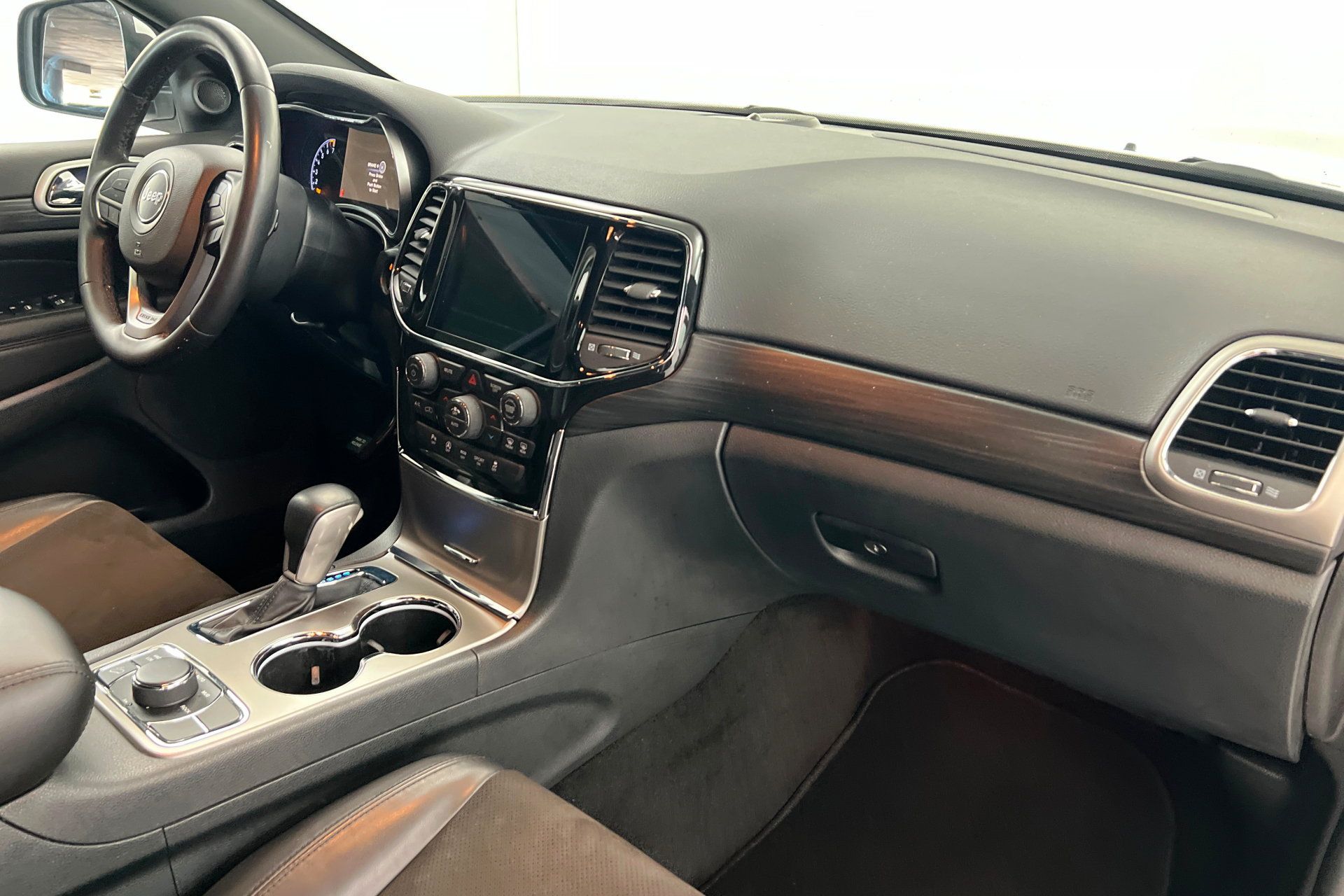 Certified 2022 Jeep Grand Cherokee Laredo X AWD/4WD image 24