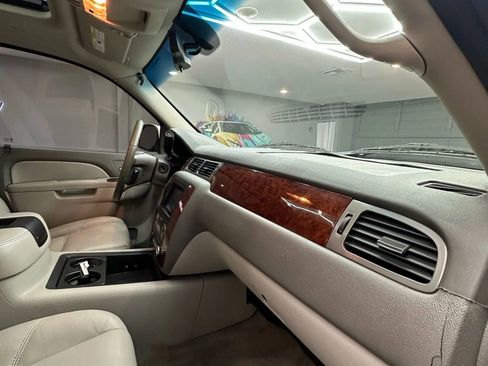 Used 2011 Chevrolet Avalanche LT image 28