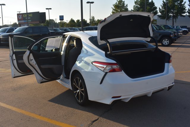 Used 2020 Toyota Camry SE FWD image 16