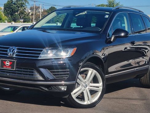 Used 2017 Volkswagen Touareg Executive AWD/4WD image 2