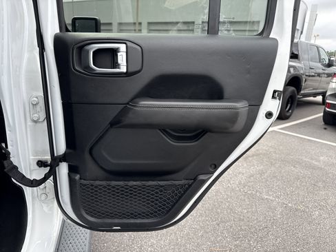 Used 2021 Jeep Gladiator Overland image 17