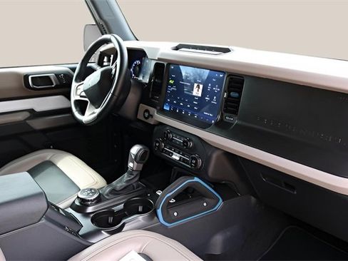 Used 2023 Ford Bronco Wildtrak image 16