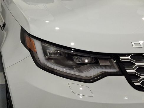 Certified 2025 Land Rover Discovery S image 9