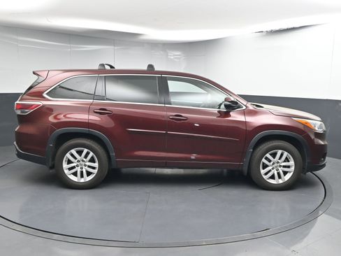 Used 2015 Toyota Highlander LE image 9