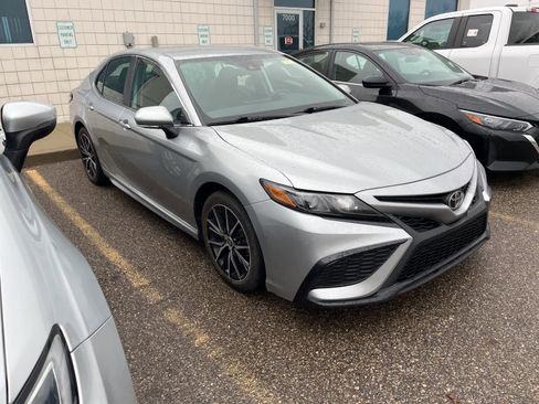 Used 2021 Toyota Camry SE w/ Cold Weather Package image 18