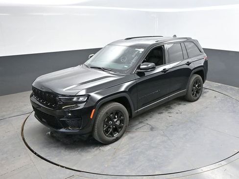 Used 2025 Jeep Grand Cherokee Altitude AWD/4WD image 38