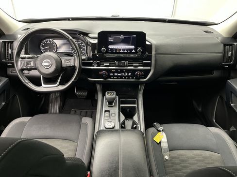 Used 2024 Nissan Pathfinder SV image 4