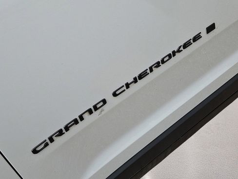 Used 2023 Jeep Grand Cherokee L Limited w/ Luxury Tech Group II AWD/4WD image 11