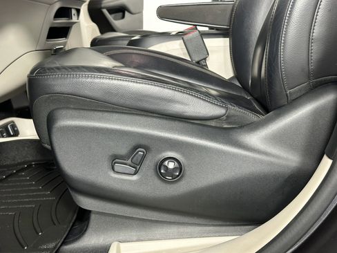 Used 2017 Chrysler Pacifica Touring-L image 25