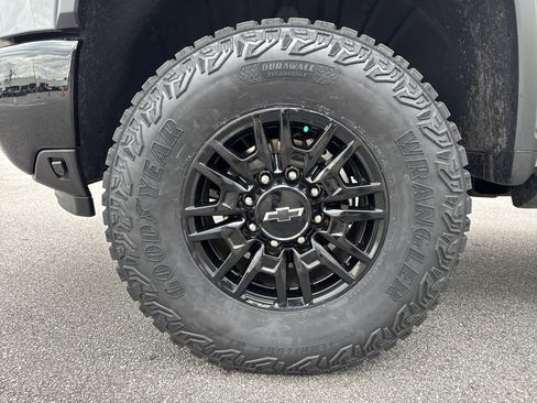 Used 2024 Chevrolet Silverado 2500 ZR2 w/ Technology Package image 13