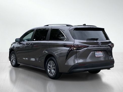 Certified 2023 Toyota Sienna XLE FWD image 4