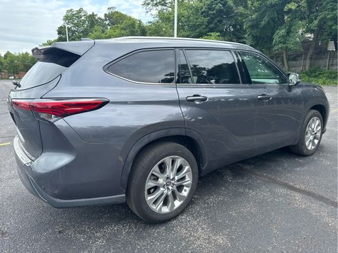 Used 2023 Toyota Highlander Limited FWD image 11