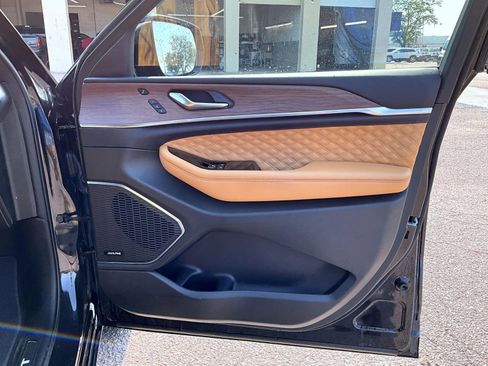 Used 2022 Jeep Grand Cherokee Summit w/ Luxury Tech Group V image 16