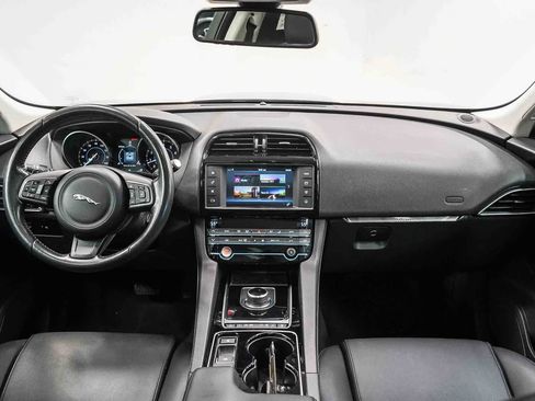 Used 2017 Jaguar F-PACE Premium image 12
