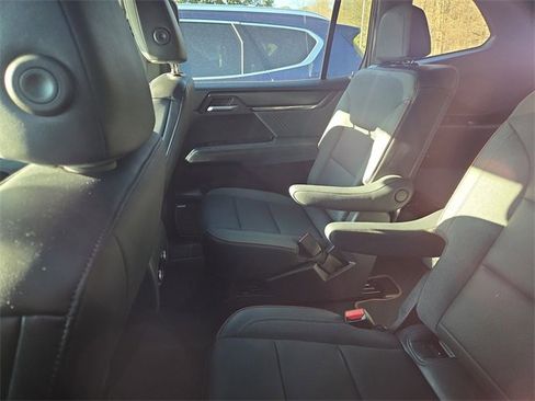 Used 2024 GMC Acadia AT4 w/ Luxury Package image 9